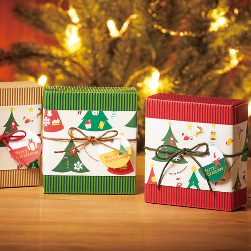 クラフト・緑・赤3種類の片ダンカートンを、クリスマス柄の包装紙・お手軽プリントで作製した切込付カード・麻コードでパッケージしました。プチギフトにもピッタリなサイズです。