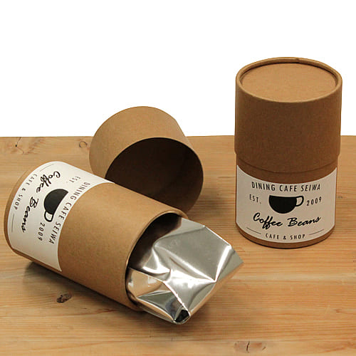 背の低いクラフト紙管にお手軽プリントで作製したラベルを貼った、コーヒーのパッケージです。